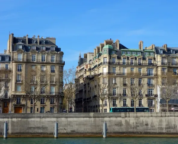 Immeubles haussmanniens au bord de la Seine, à Paris
